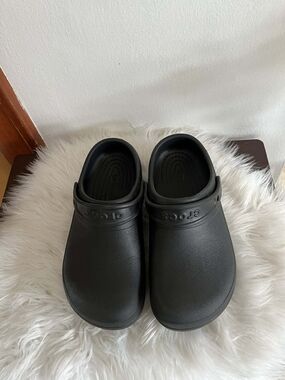 CROCS  Black Classic Clog Slip-On